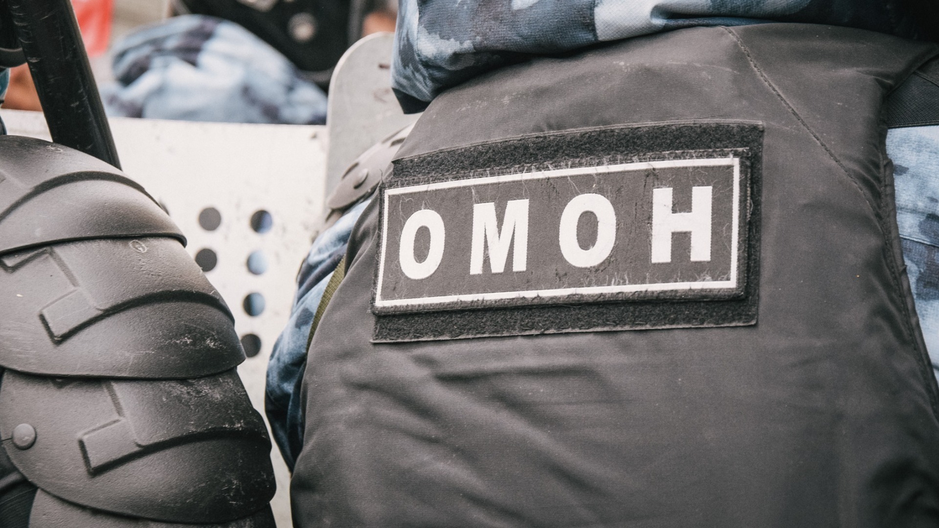 Появились кадры стрельбы в центре Таганрога, где неизвестный открыл огонь по прохожим