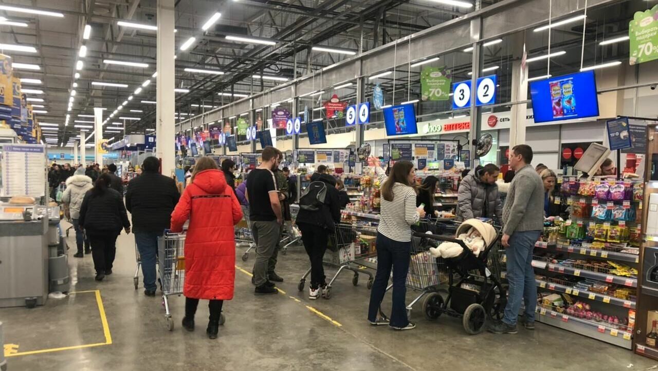 Ростовчане застряли в огромных очередях в супермаркетах 30 декабря