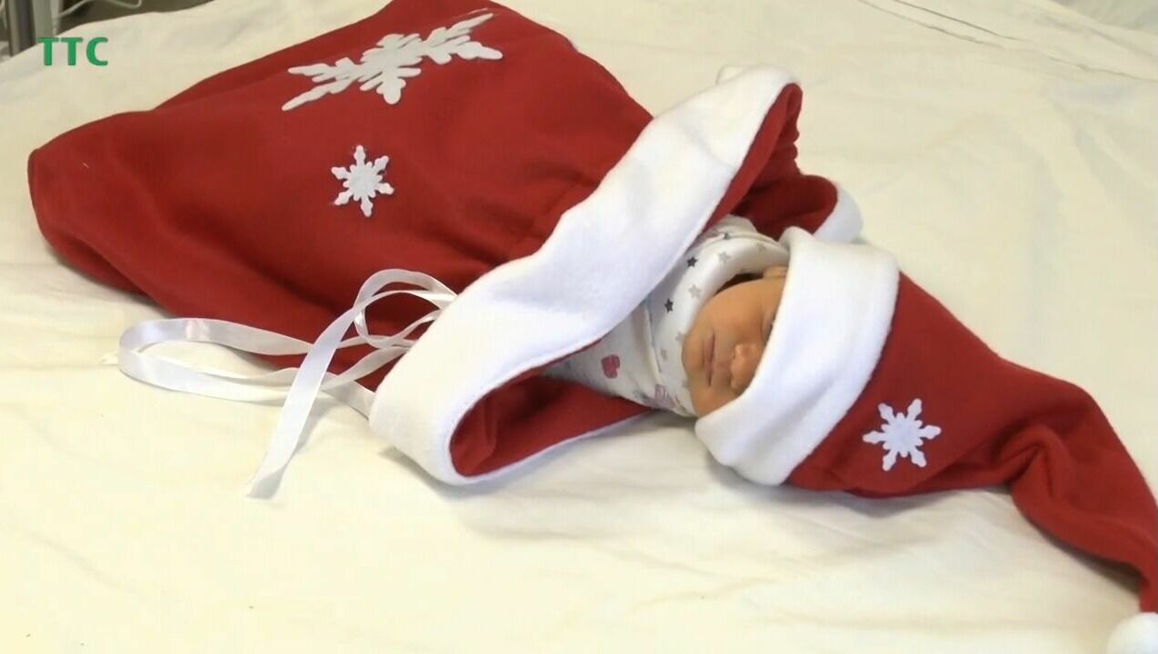 В таганрогском роддоме младенцев нарядили в костюмы Дедов Морозов