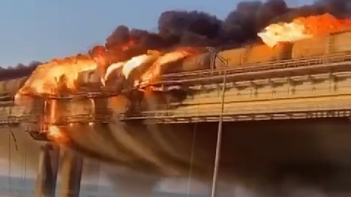 Взрыв грузовика на Крымском мосту