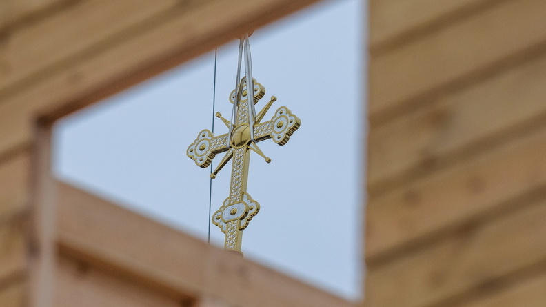Накупольный крест храма снесло ураганным ветром в Ростовской области