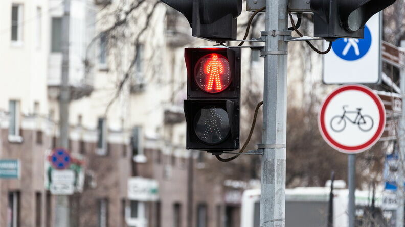 Ростовчане заявили об опасном для водителей и пассажиров светофоре