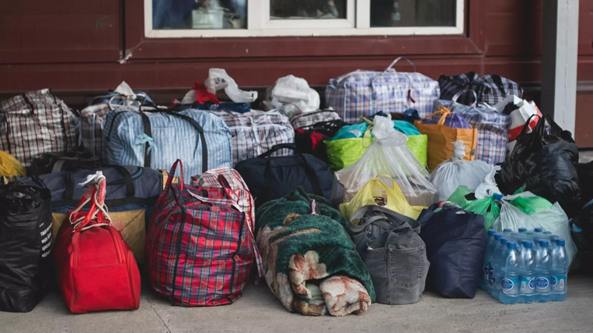 Раскладушки и подушки: в Ростове собирают помощь для приехавших из Нагорного Карабаха