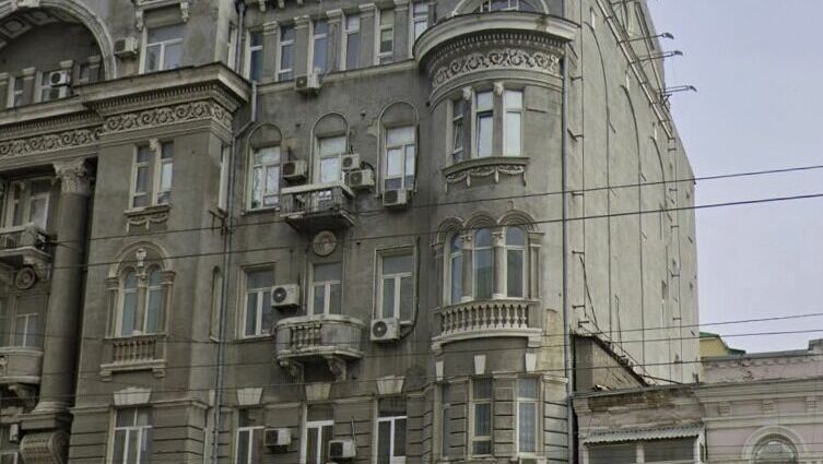 С фасада здания отдела полиции в Ростове на Буденновском посыпались кирпичи