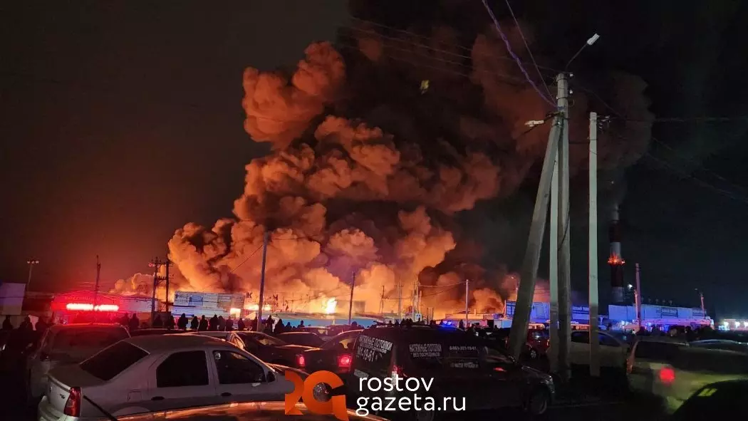 Напоминаем, что вечером в четверг, 30 ноября, на рынке «Темерник» произошел пожар, в результате которого были уничтожены несколько магазинов.