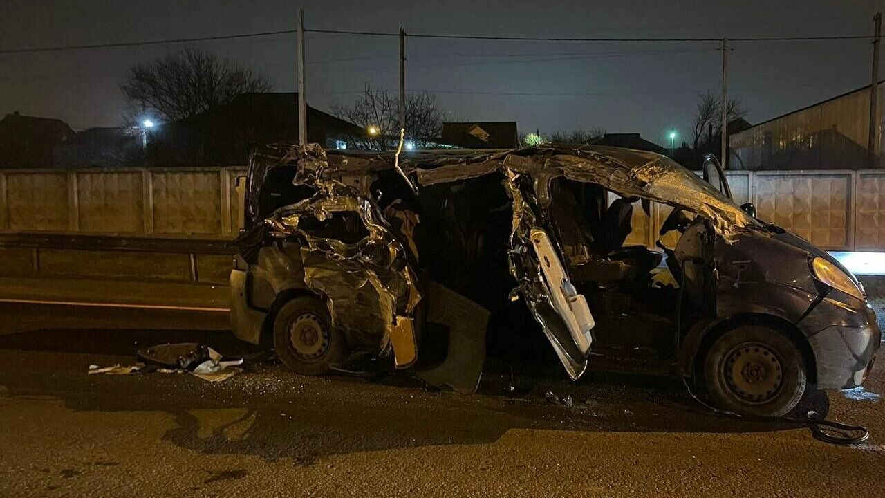 Двое погибли и трое пострадали в аварии с микроавтобусом в Ростовской области