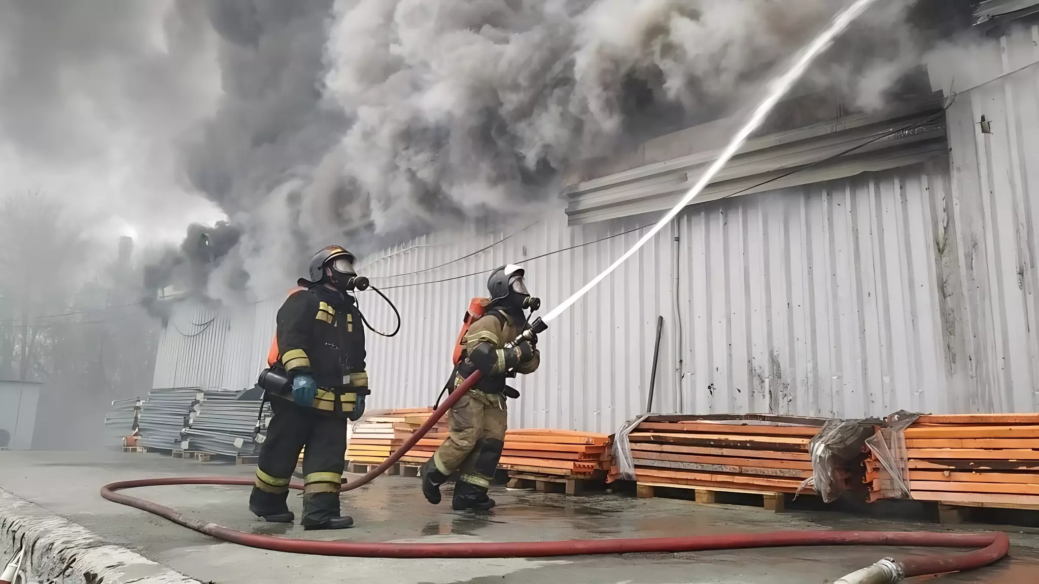 Появилось видео страшного пожара на заводе в Азове