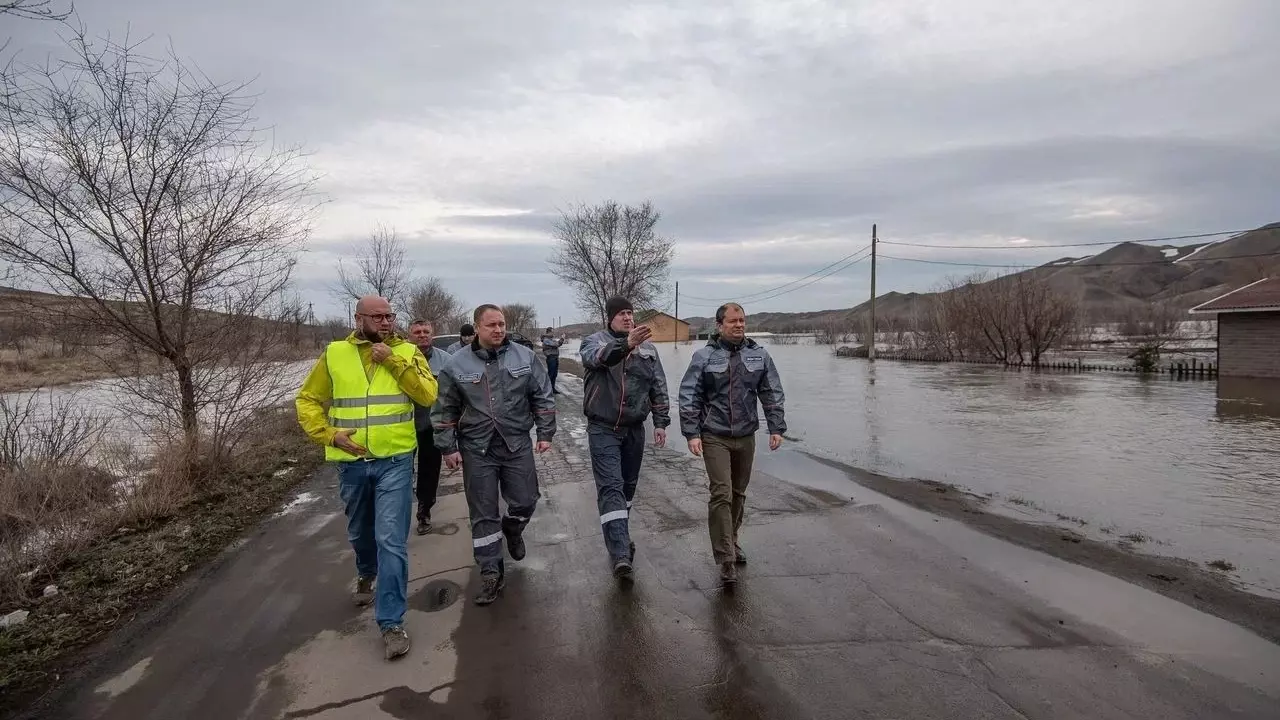 Денис Сафин оказал помощь пострадавшим от наводнения в Оренбургской области