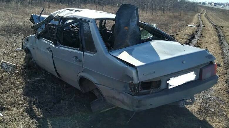 Появились кадры с места ДТП в Ростовской области, где женщина вылетела в окно машины