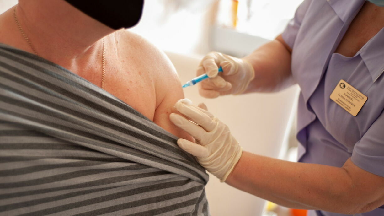 «Никто же не обещал, что после вакцинации люди перестанут болеть»