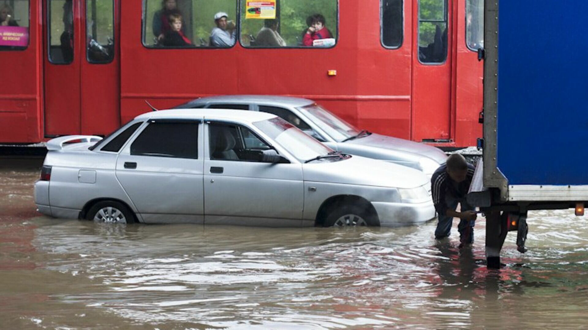 Ливень с градом затопил Ростов 28 апреля