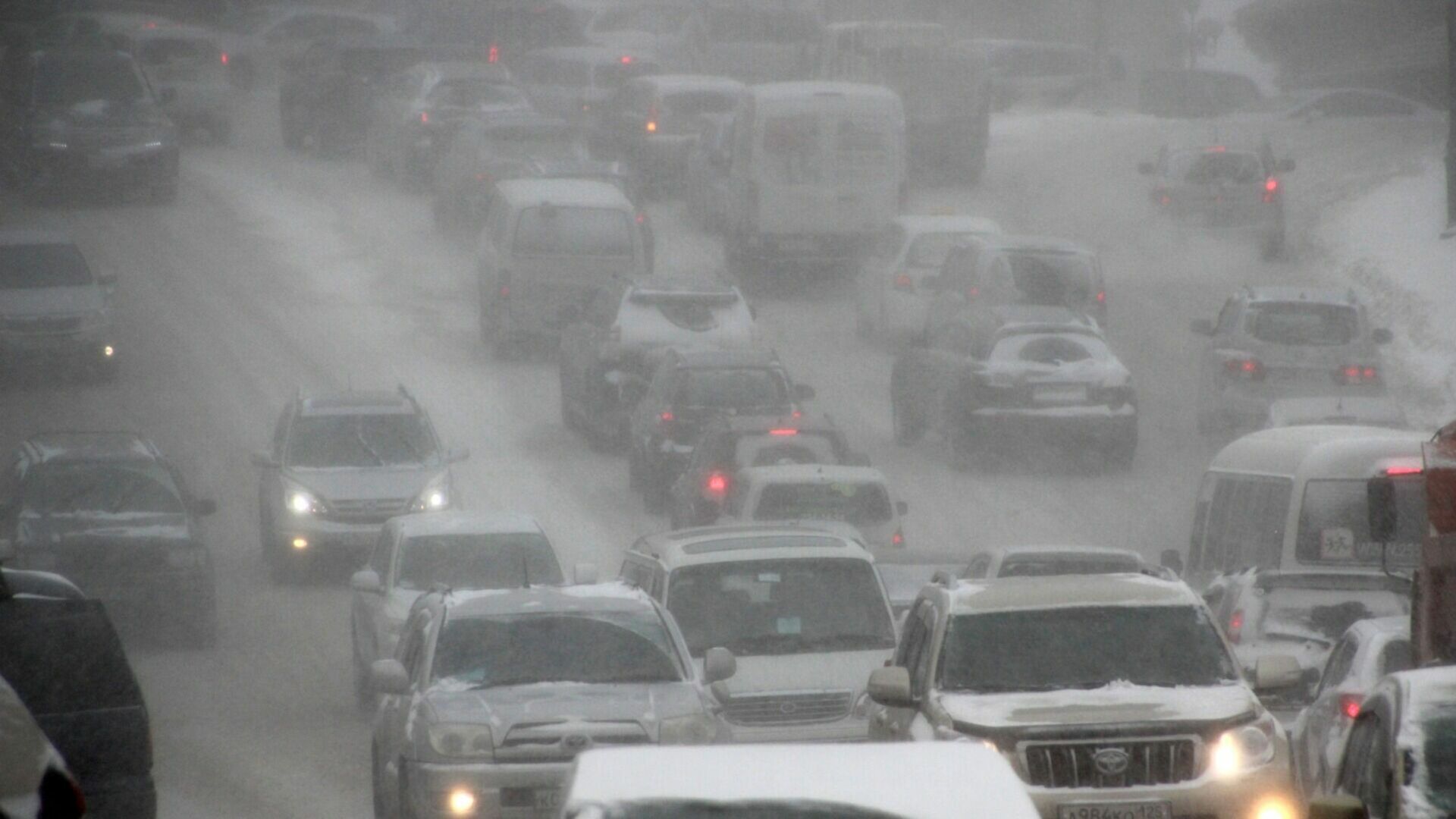 Застрявшие из-за снегопада на М-4 водители боятся не дожить до утра