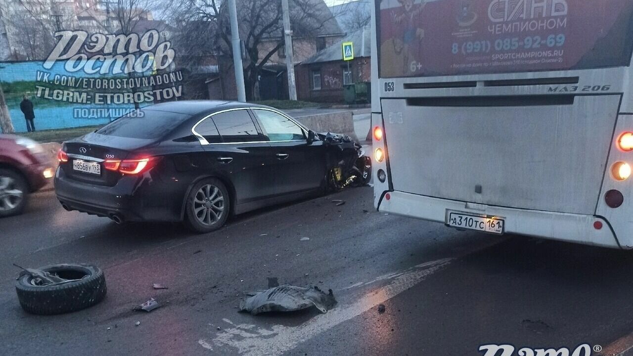 В Ростове у Infiniti Q50 после столкновения с автобусом оторвало колесо