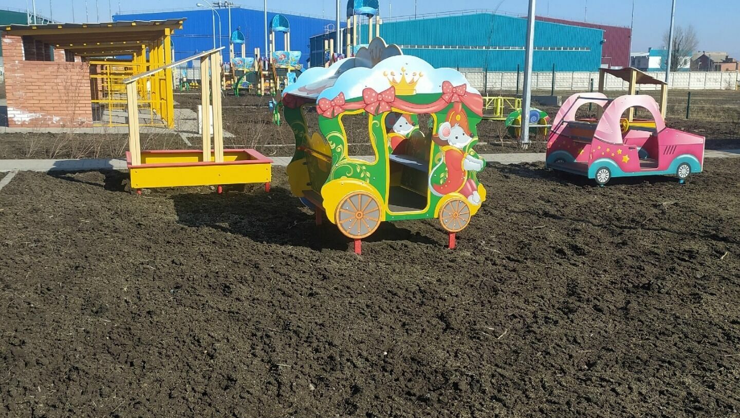 В Таганроге жителей не смогли узнать «рулонный газон» на одной из детских площадок