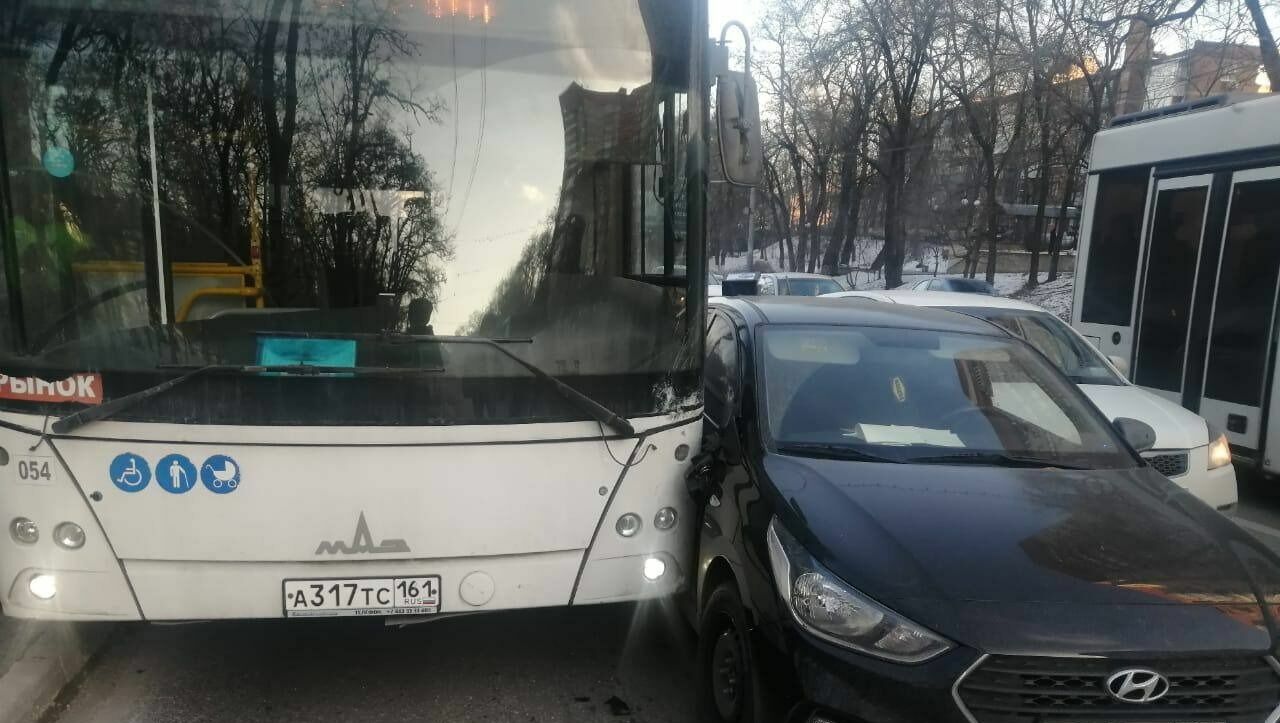 В Ростове в массовом ДТП с переполненным автобусом №44 пострадала пенсионерка