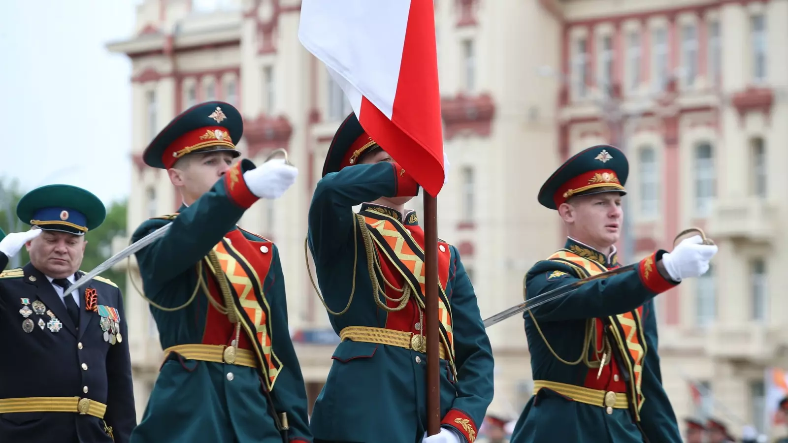 Без зрителей пройдет и парад Победы на Театральной площади. Ростовчане смогут посмотреть лишь его трансляцию.