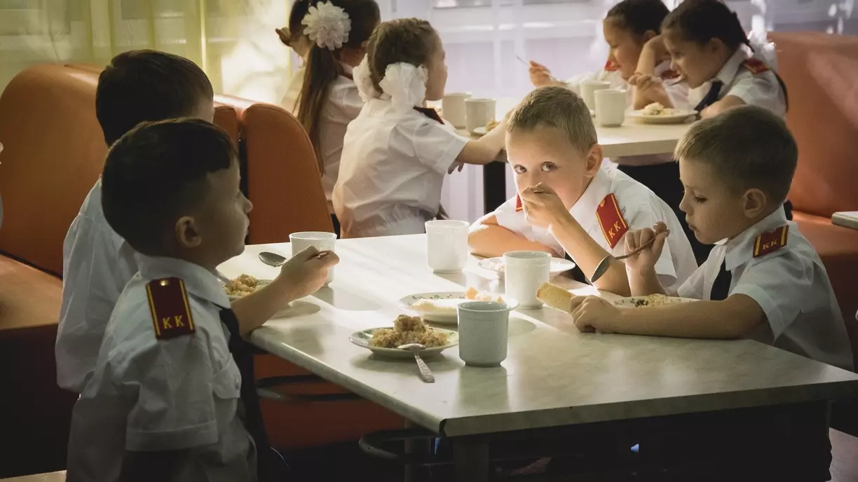 Обеспечение горячим питанием большинства школ Ростова в 2023 году взяло на себя Муниципальное унитарное предприятие по организации школьного и студенческого питания.