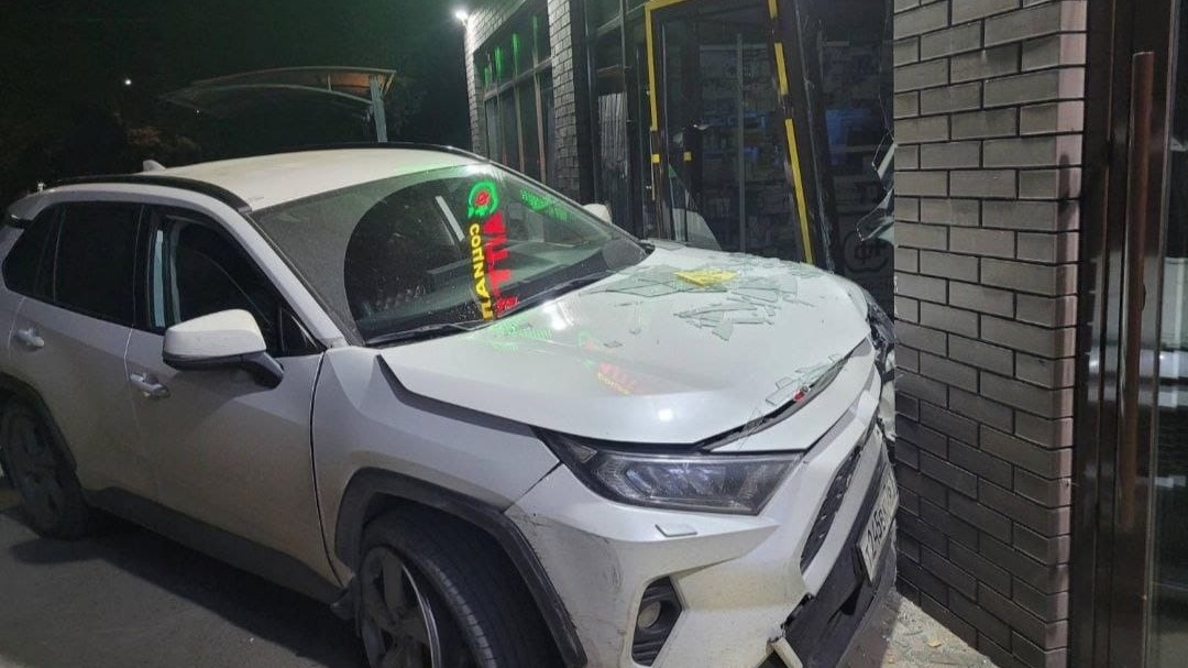 В Таганроге пьяный подросток угнал автомобиль и врезался в фасад аптеки