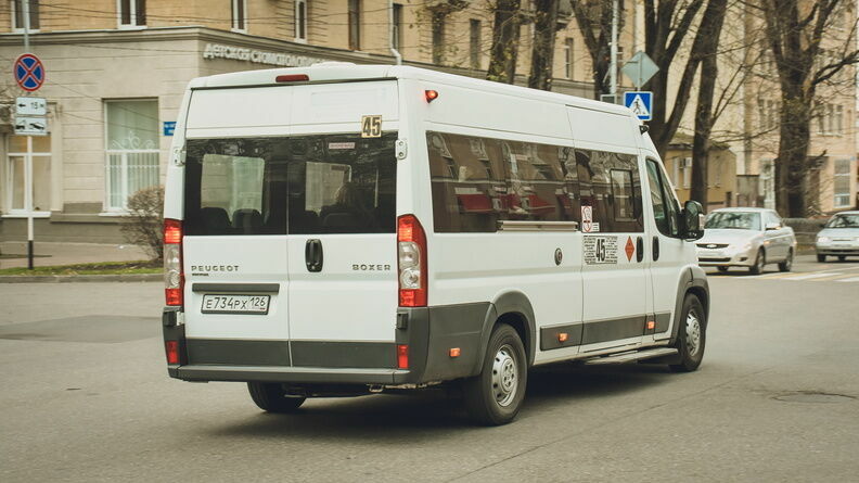 Водитель маршрутки подрался с пассажиром у здания полиции в Ростове днем 10 апреля