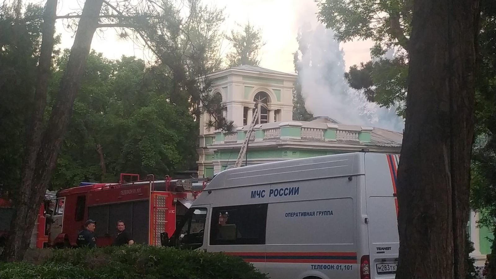 Кровля горит в здание экзотариума в Ростове
