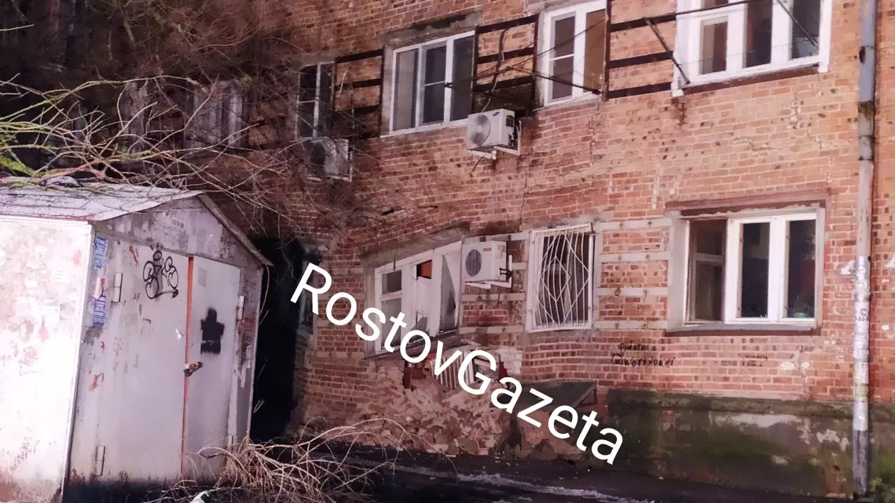 «Весь трещит и сыпется на глазах»: в Ростове продолжает рушиться дом на Нариманова