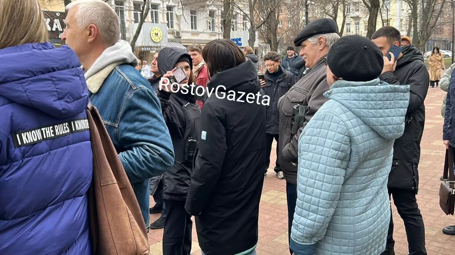 По словам корреспондента, в настоящий момент женщину доставили в Кировский районный суд Ростова.