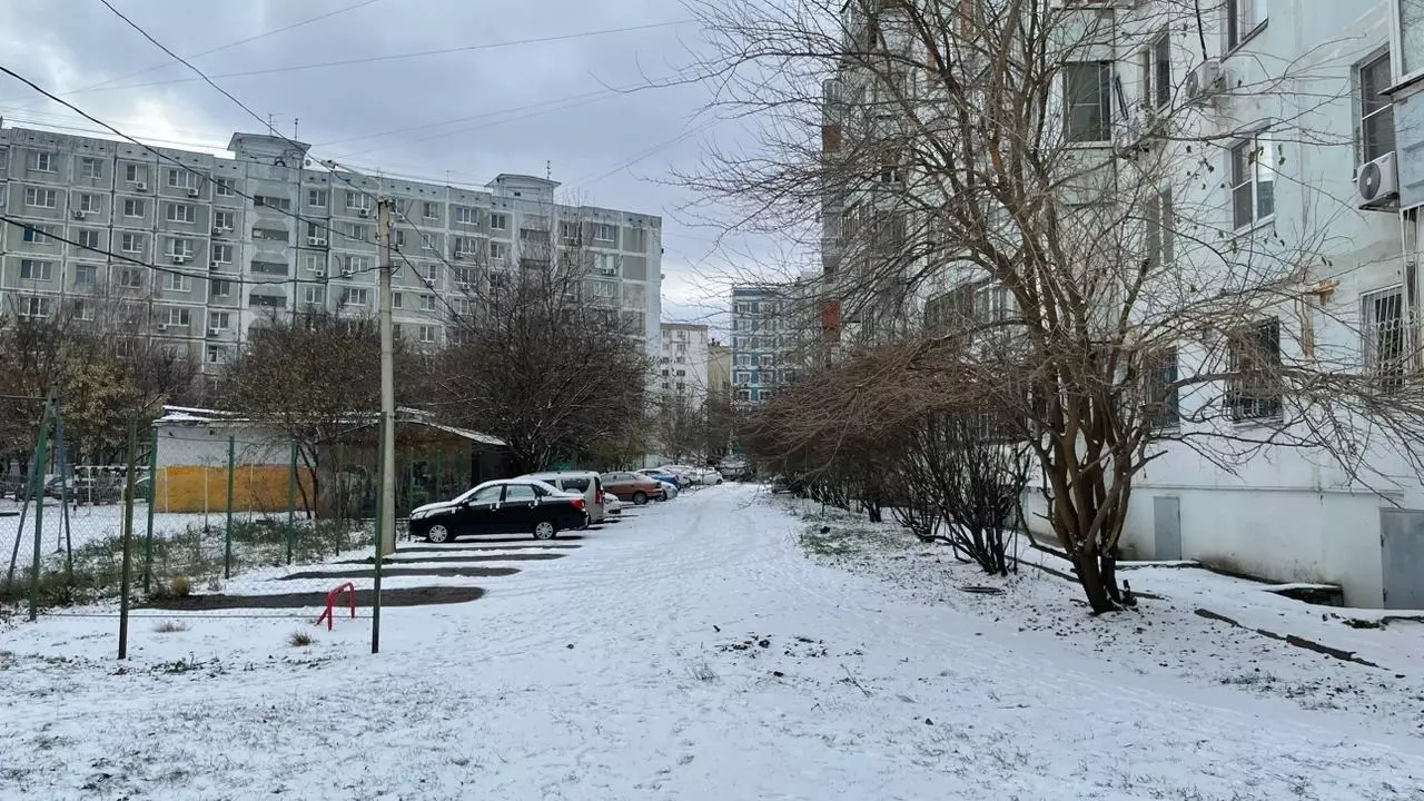 «Завтра само уберется»: ростовчане жалуются на заваленные снегом улицы и тротуары