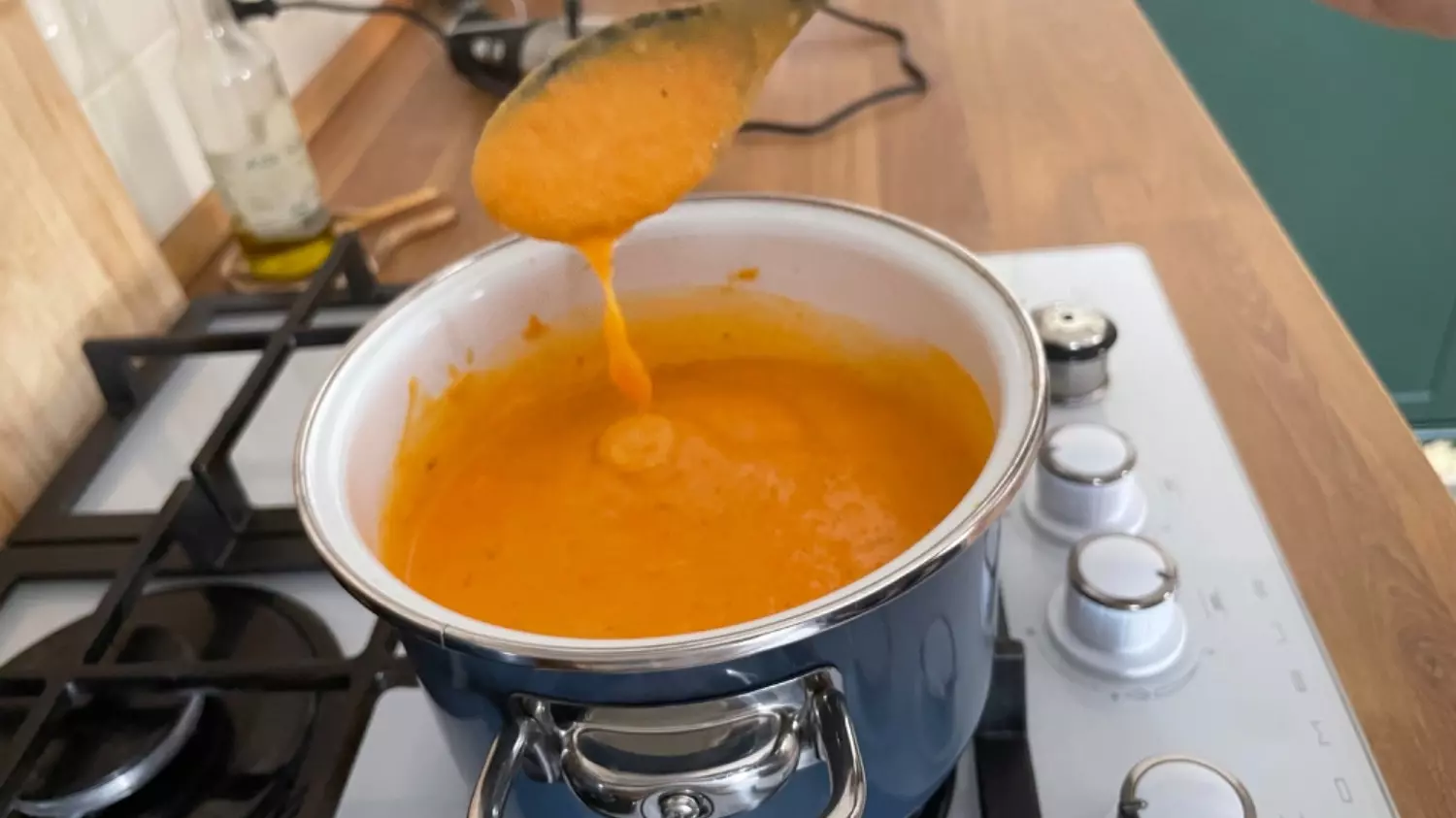 Крем-суп должен прокипеть несколько минут на медленном огне