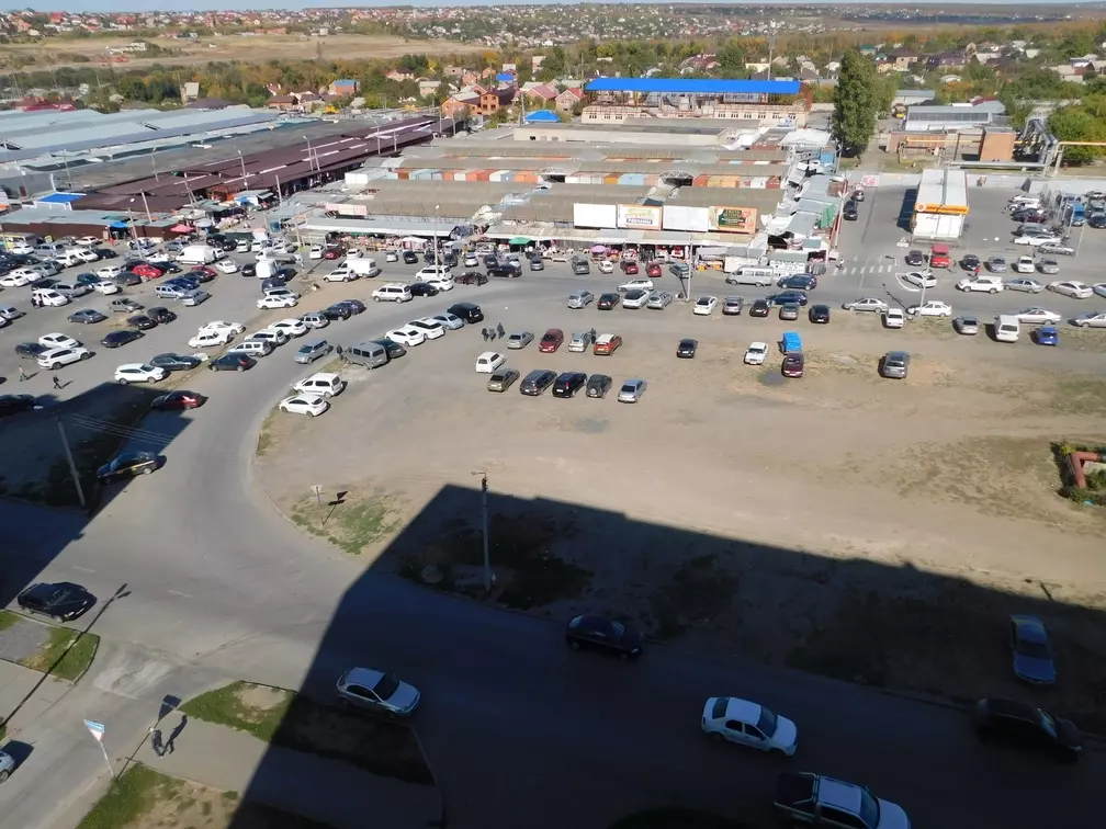 Жители Ростова сообщили, что сегодня утром силовики оцепили рынок «Темерник» на Северном. 