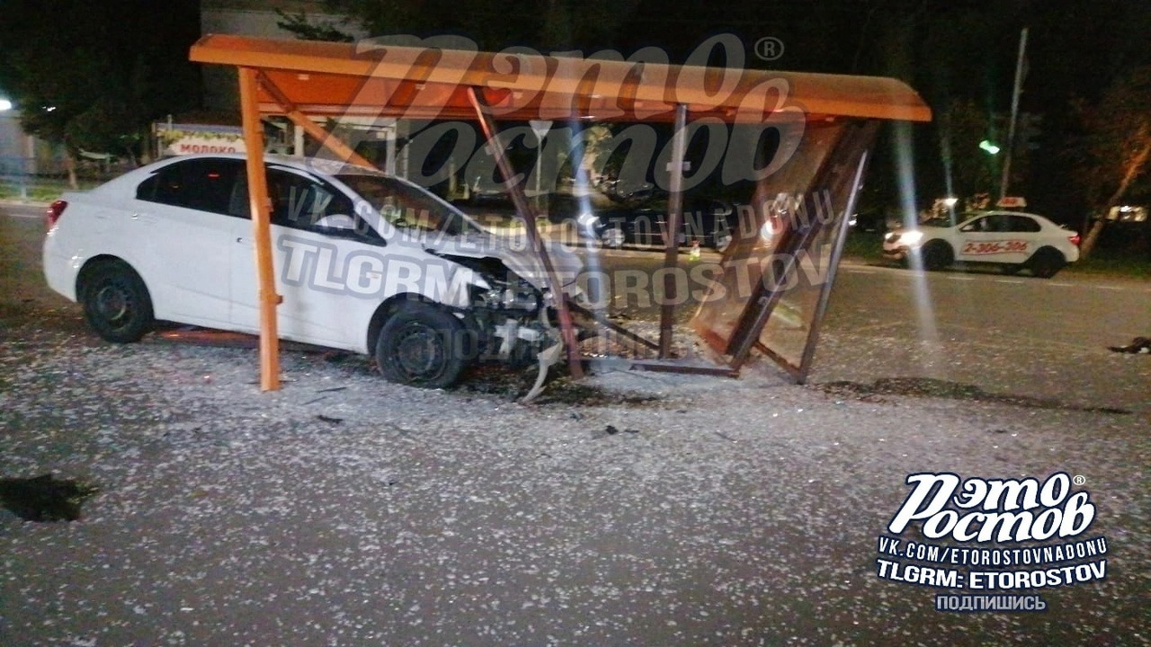 В Ростове на Стачки в ночь на 9 октября автомобиль снес остановку