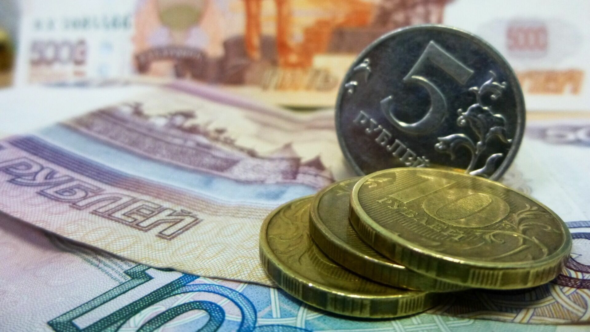 Поддельные купюры на 400 тысяч рублей и фальшивую монетку изъяли в Ростовской области