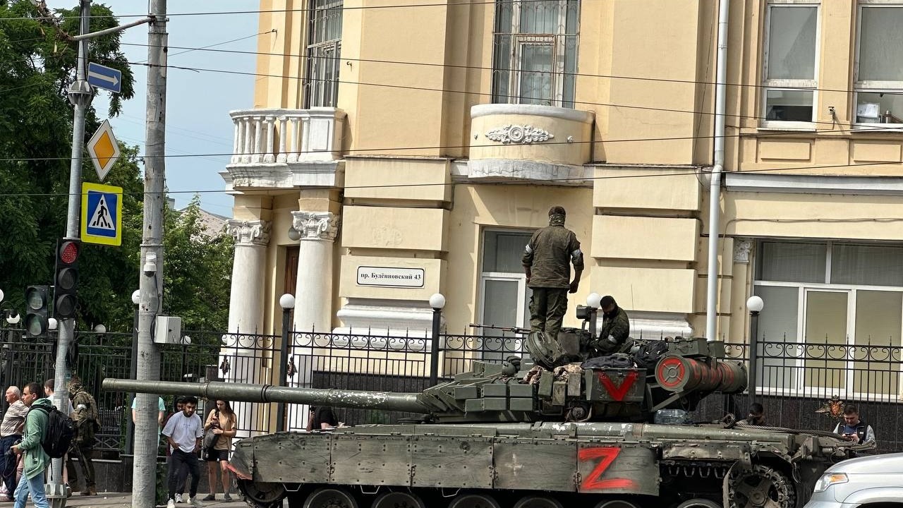 На улицах Ростова заметили танки, БТР, по проспекту Буденновскому перемещались вооруженные люди.