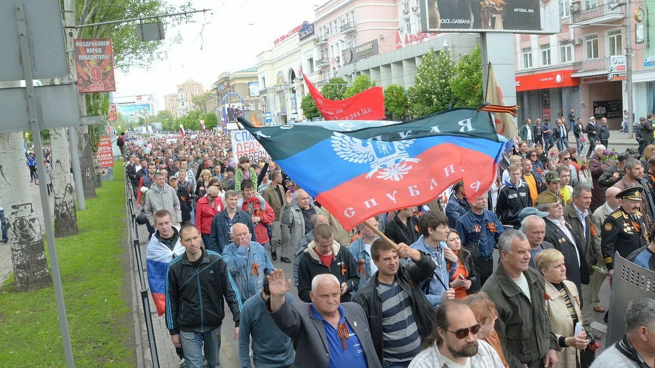 «Так жители Донецка праздновали День Победы в 2014 году».