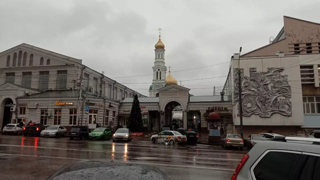 В непосредственной близости от собора Рождества Пресвятой Богородицы находится одно из самых живописных мест в Ростове — Центральный рынок.