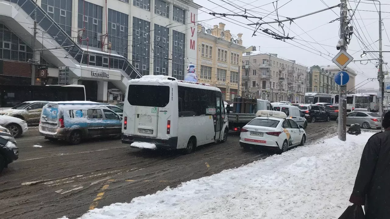 Водители автобусов массово увольняются из-за ям на дорогах в Ростове-на-Дону
