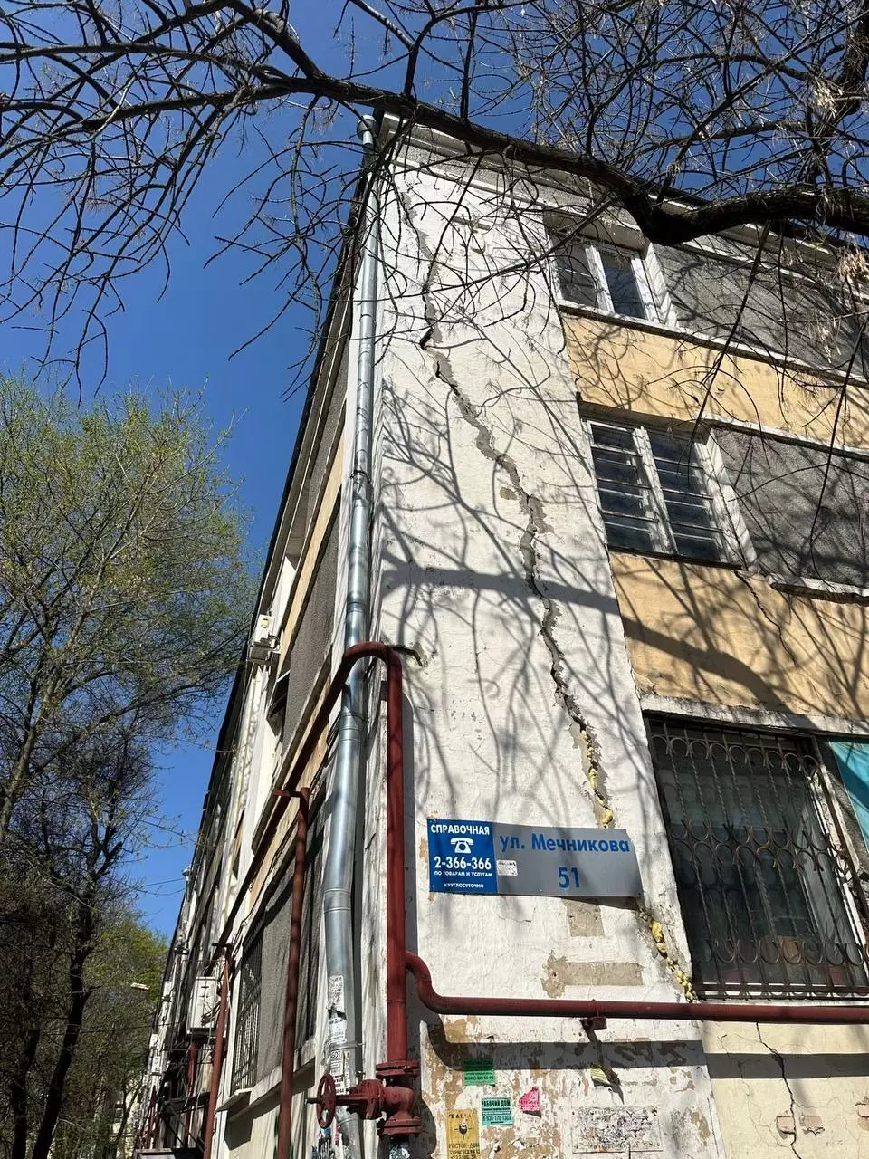Днем 10 апреля жительница квартиры №7 в этом доме позвонила спасателям и сообщила об обрушении части бетонного потолка.