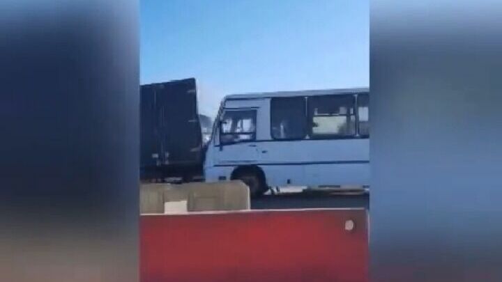 Под Ростовом пассажирский автобус врезался в «ГАЗель» 24 января