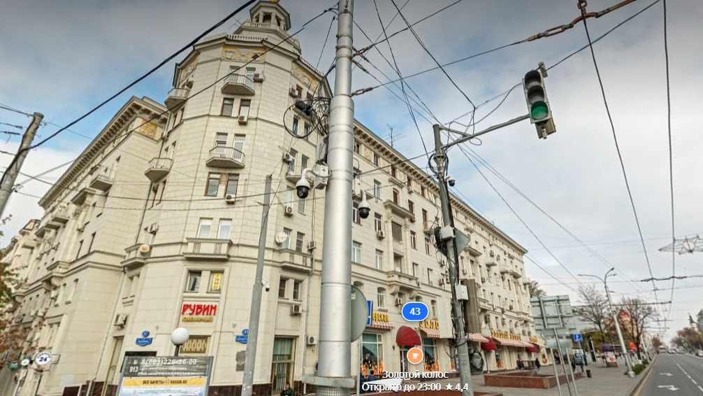 В центре Ростова с седьмого этажа «сталинки» напротив ЦУМа выпал мужчина 23 октября