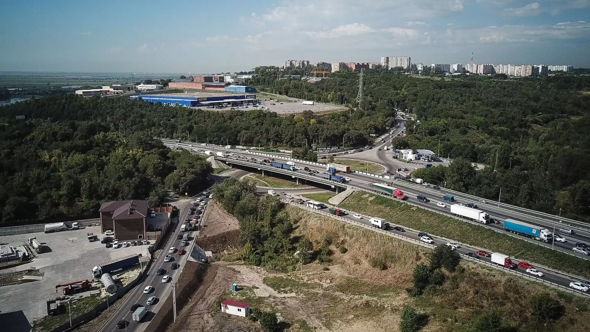 Пробка в несколько километров сковала трассу М-4 "Дон" в Ростовской области