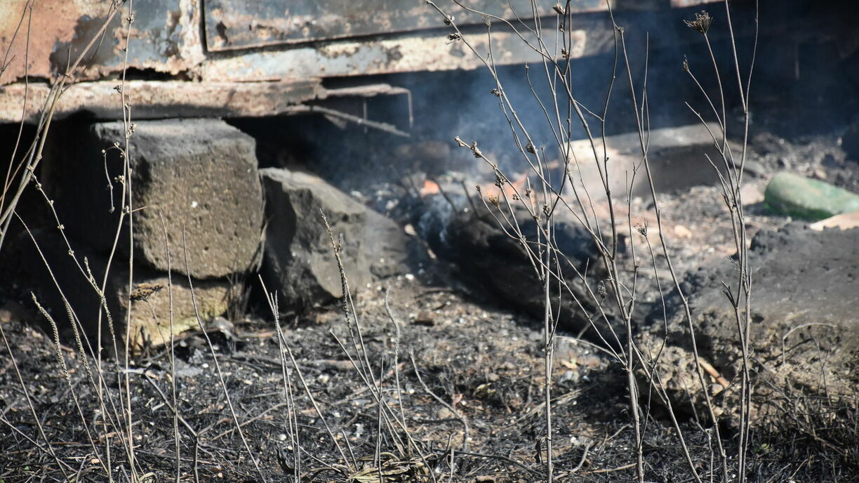 Двое мужчин погибли при пожаре в хозпостройке в Ростовской области утром 9 декабря