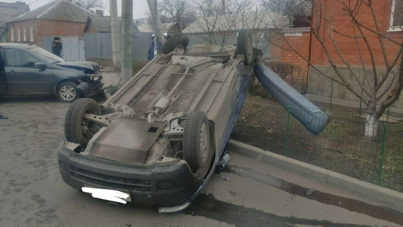 В Ростове два человека пострадали в ДТП с опрокинувшейся иномаркой