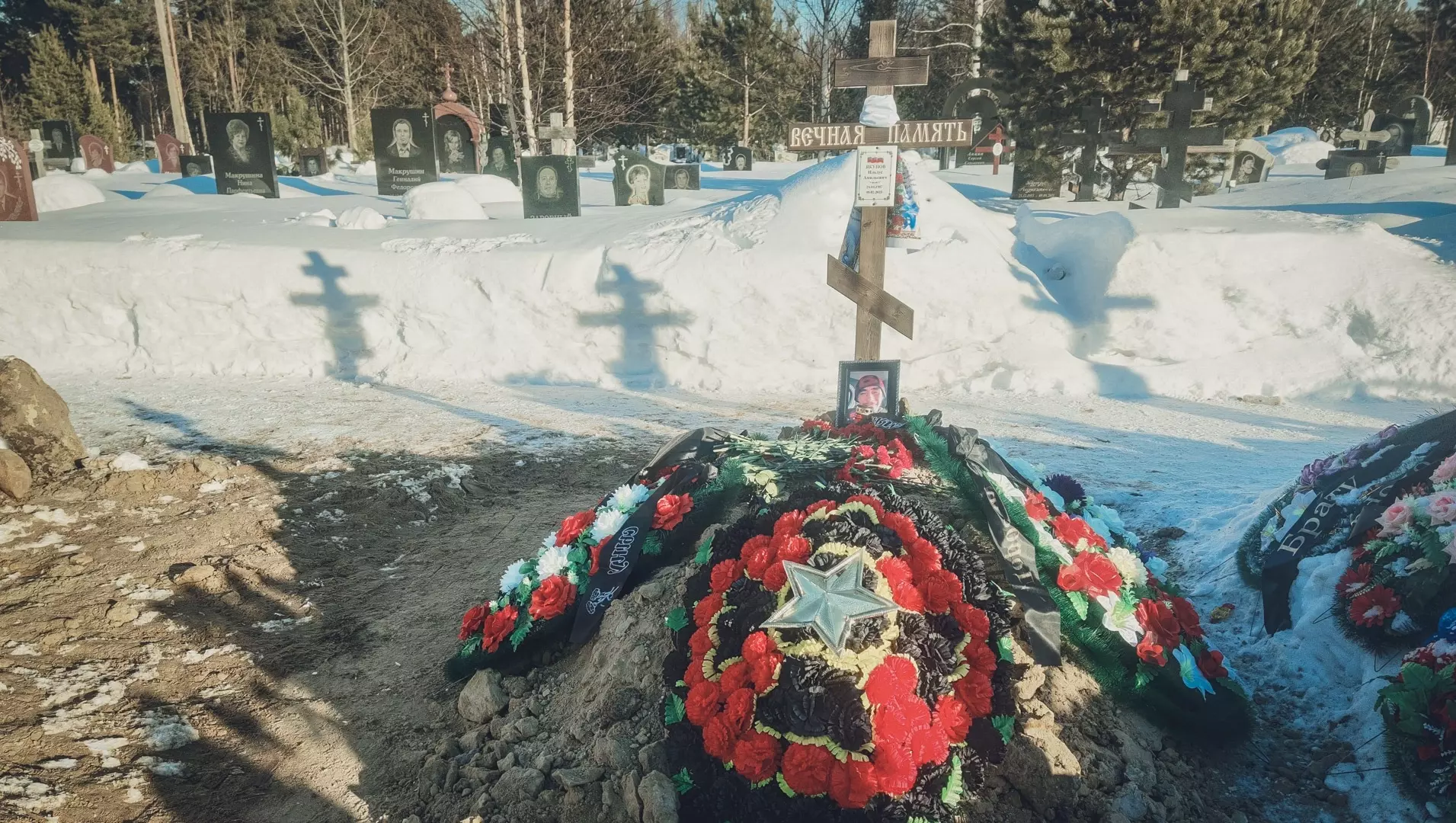«Двигаются кресты на могилах»: вдову участника СВО ужаснуло ростовское кладбище
