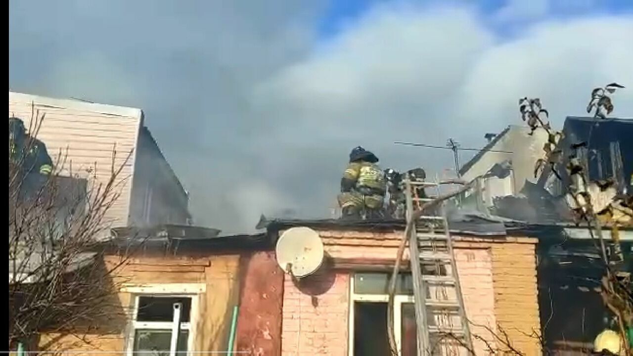 Появилось видео смертельного пожара в двух домах в Ростове-на-Дону