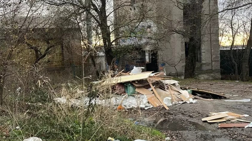 Местные жители пришли к выводу, что строительный мусор в зеленую зону в центре Ростова привозят ночами — чтобы никто не видел.