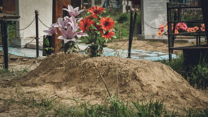 В красном платье: в Ростовской области похоронили зверски убитую 14-летнюю девушку