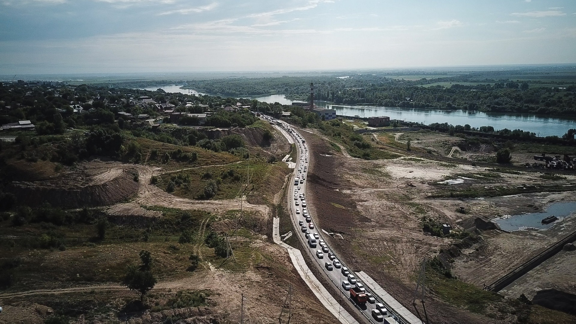 Огромная пробка растянулась на трассе М-4 "Дон" в районе Каменска-Шахтинского 