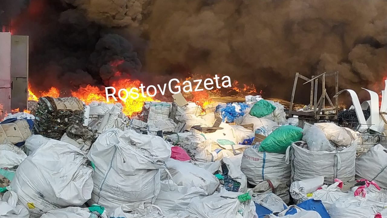 Появились фото с места тушения пожара на складе с макулатурой в Аксае 21 июля