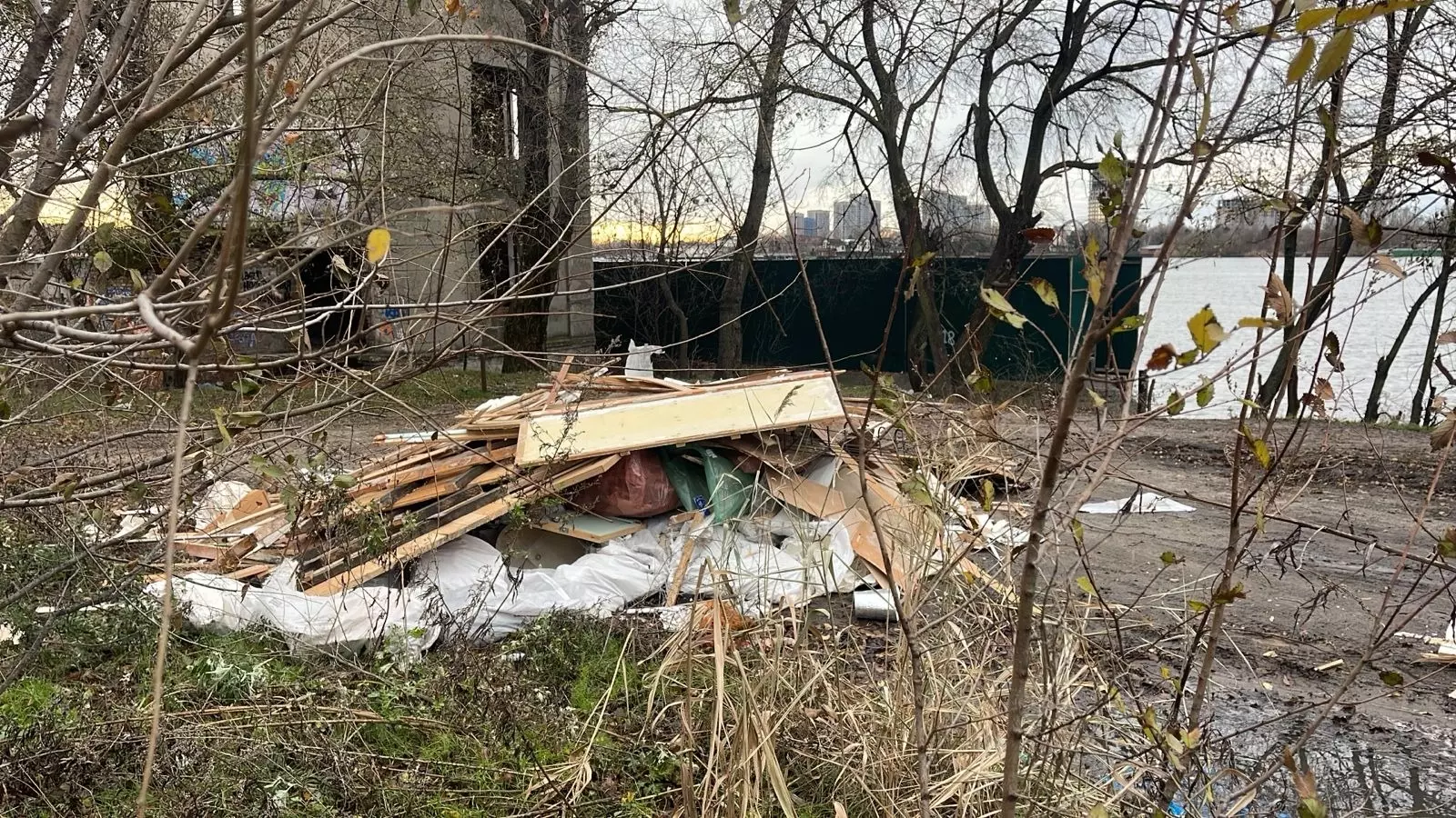 Строительный мусор выбросили в зеленой зоне почти в центре Ростова 