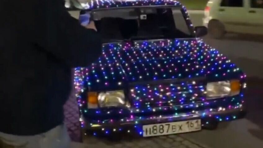 В Таганроге на улицах города сняли на видео новогоднюю «семёрку» в гирляндах