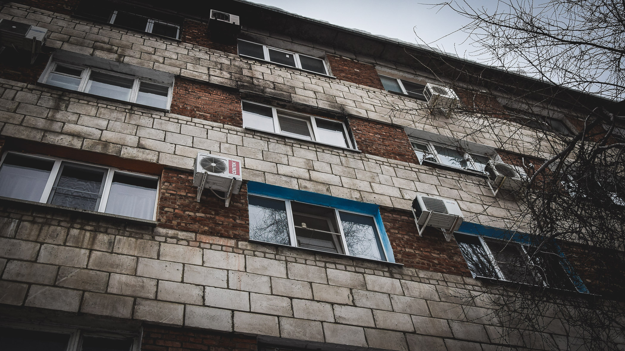 Женщина выпала из окна и разбилась насмерть в Ростове 10 апреля